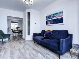Luxury 2 Bed Apartment with Stunning Sea View Steps from Old Town and Dreamland