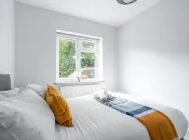 4Beds Contractor and Family Haven near Pinewood and Warner Bro studios