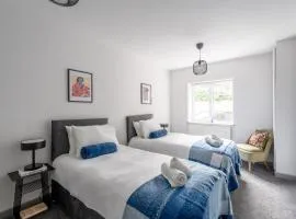 4Beds Contractor and Family Haven near Pinewood and Warner Bro studios