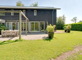 Family House in Grou near Water Sports, hotel v destinaci Grou