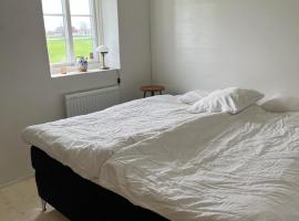 Cozy guest house with outdoor hot tub, hotel en Hammenhög