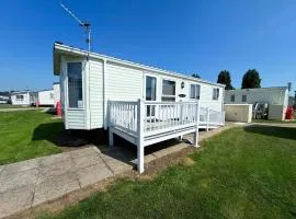 Lovely Caravan With Wifi & Decking At Felixstowe Beach Holiday Park Ref 55005Sw