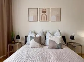 Fresh Apartment Upstairs & Free Parking