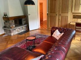 Schweizerhaus Glarus - Historisch & Stilvoll mit Garten, family hotel in Ennenda