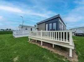 Modern 6 Berth Caravan At St Osyth Beach In Essex Ref 28002Sv