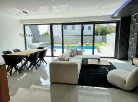 Design-Villa mit privatem Pool, Whirlpool & stimmungsvoller Beleuchtung
