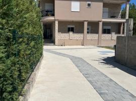 DIS LUX Apartments, hotel i Radanovići