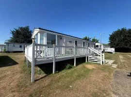Lovely Caravan With Decking At Breydon Water In Norfolk Ref 10027Rp