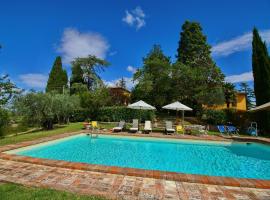 Farmhouse in Todi with Pool & Theater Nearby, hotelli kohteessa Chioano
