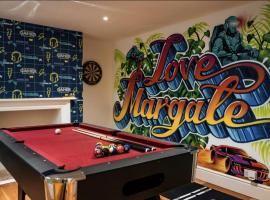 Seaside Bliss - Period Home, Games Room, Pool Table, Arcade Machine, отель в городе Маргит
