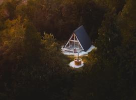 Cozy A-Frame Retreat Near Ljubljana With Hot Tub, hotel i Cerklje na Gorenjskem