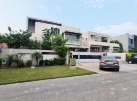 Haven Lodge - 5BR Luxury Retreat in DHA Phase 6