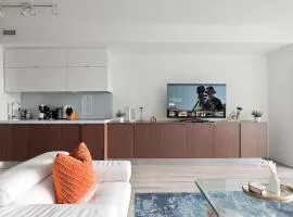 Luxury 3BR Condo in the DT Core w Parking