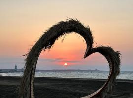 Cozy Modern Sunrise Beach Villa: Cǝnubi şehrinde bir otel