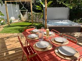 Maison avec jacuzzi à 15 minutes à pied de la plage, отель в Сен-Сир-сюр-Мер