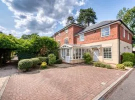 NEW! Stylish 2BR Retreat Presented by Clarendon Stays, Private Parking, North Leamington
