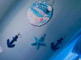 Ocean Marine Villa Studio, hotel com estacionamento em Albion