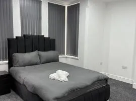 2 Bed Flat - Sleeps 4 - Parking - Wifi