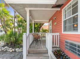 Barefoot Boho- Beach bungalow on Anna Maria Island, бунгало в городе Брейдентон-Бич