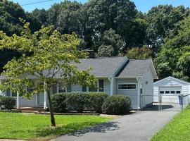 Cozy Stay Near DT with Deck and Yard、ウィンストン・セーラムのホテル