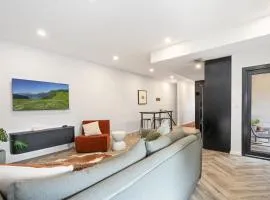 Bright Kingston Stay with Balcony Access