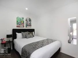 107 Entire Guesthouse Queen BR with Fast WiFi - Brunswick East