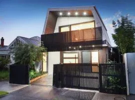 Stylish 2BR with Balcony Views - Heart of Yarraville