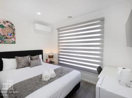 207 Chic Queen BR with Fast WiFi - Brunswick East, hotel in Melbourne