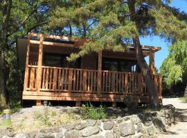 Chalet cosy avec terrasse pour 6 personnes - API-1-52-521, hotel in Darbres