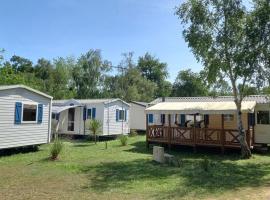 Mobil home 8 pers avec terrasse à Saint-Sornin - API-1-52-461, hotel in Saint-Sornin