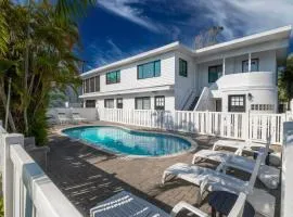 1 BLOCK WALK-QUIET St. to beach-food-fun-sun-shops