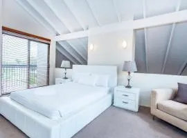 Como Mezzanine Retreat
