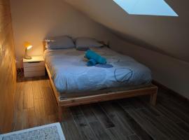 Chambre chez l'habitant communs partagés proche toutes commodités, hôtel à Vars