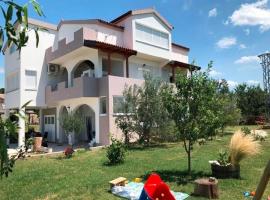 Delightful Apartment in Radovin with Garden, Hotel in Radovin