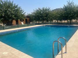 Granja escuela con Bungalows, cottage in San Martín de la Vega