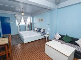 Monratino The snow roost- 10 mins walking distance from mall road- Attached balcony with Kanchenjunga Mountain View-Kitchen available