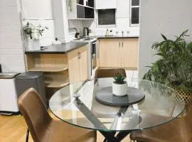 Stylish 3 Bed Apartment - Free Parking