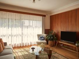 Ultimate 70s Charm near Geelong Waterfront and CBD, hytte i Bell Post Hill