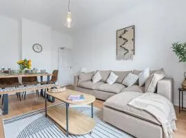 Elegant 4Bed Executive Stay Wi-Fi and Parking
