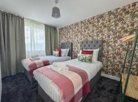 Cosy 3BR Flat With Free Parking Near Marina