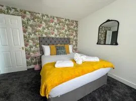 Cosy 3BR Flat With Free Parking Near Marina