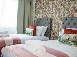 Cosy 3BR Flat With Free Parking Near Marina