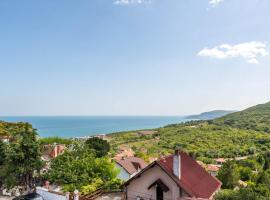 Villa Horizon - Spacious Sea View House with 6 Bedrooms in Balchik, hotel i Balchik