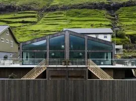 Hotel Vík - 3 BR Wellness Villas with Sauna, Jacuzzi & Panoramic Views