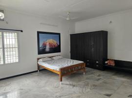 Spacious Room with attached bathroom、コインバトールのホテル