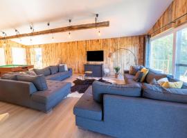 Lush chalet near lake of B&uuml;tgenbach, chalet de monta&ntilde;a en Wirtzfeld