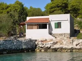 Steinhaus Am Meer Mit Überdachter Terrasse Als Perfekter Rückzugsort Für Naturliebhaber
