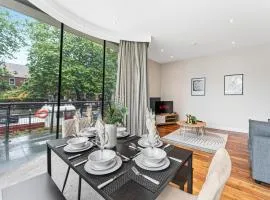 Designer Apt in Central Lincoln - Sleeps 8