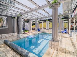 4 Bedroom Villa with Heated Indoor Pool Jajo & Pajo، فندق في Fala