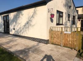 2 bedroom bungalow, 15 minutes to Alton Towers, dog friendly, bungalow in Wetleyrocks
